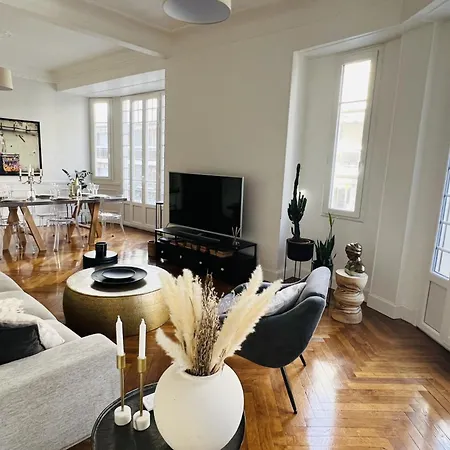 Luxe City Center: 3-Bedroom Apartment with Parking Near Beach Nice Exterior photo
