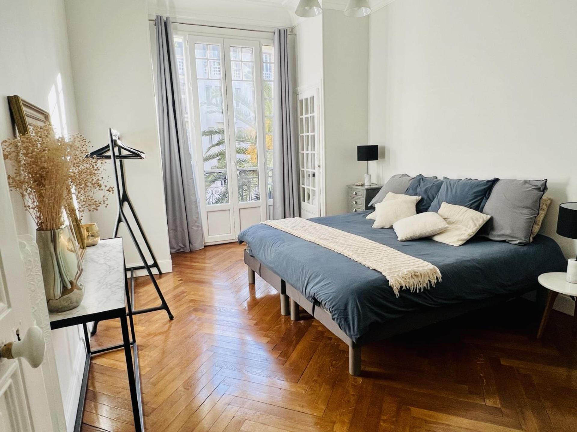 Luxe Center: 3-bedroom With Parking Near Nice